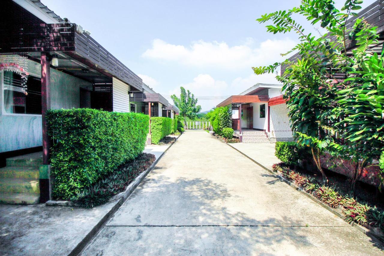 Oyo 354 Ton Hom Resort & Villa HHQ Esterno foto